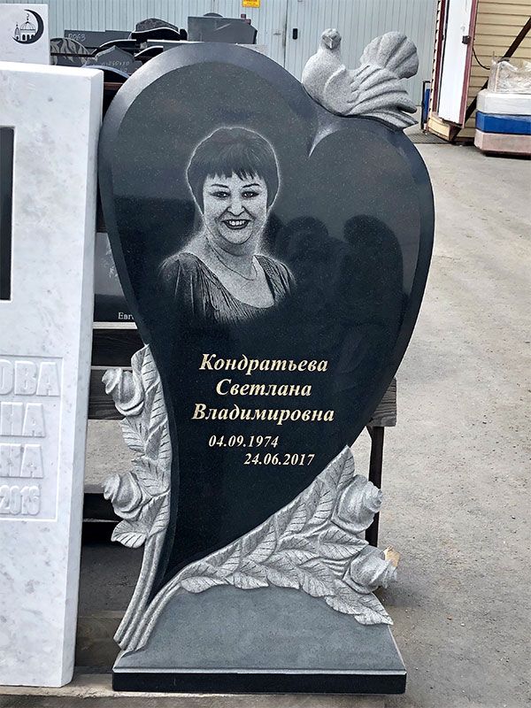 Памятник №241 из черного гранита с сердцем — фото 2