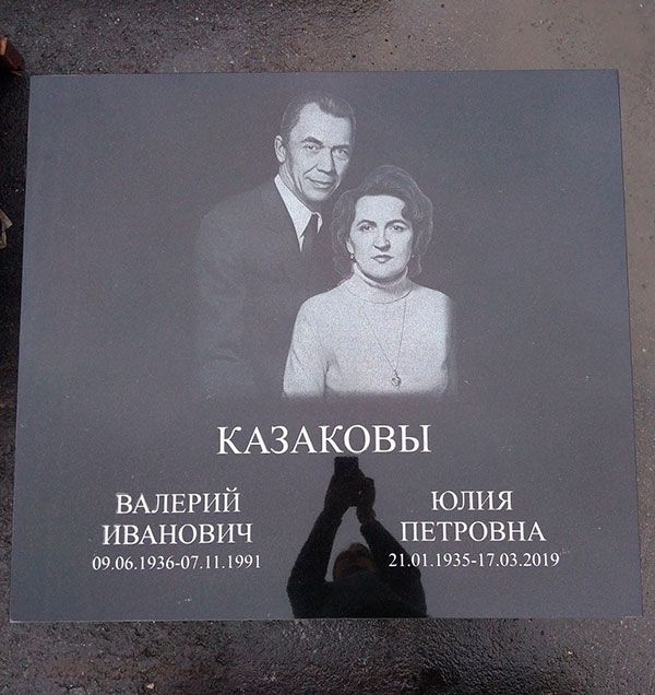 Памятник прямоугольный из черного гранита (семейный) — фото 6