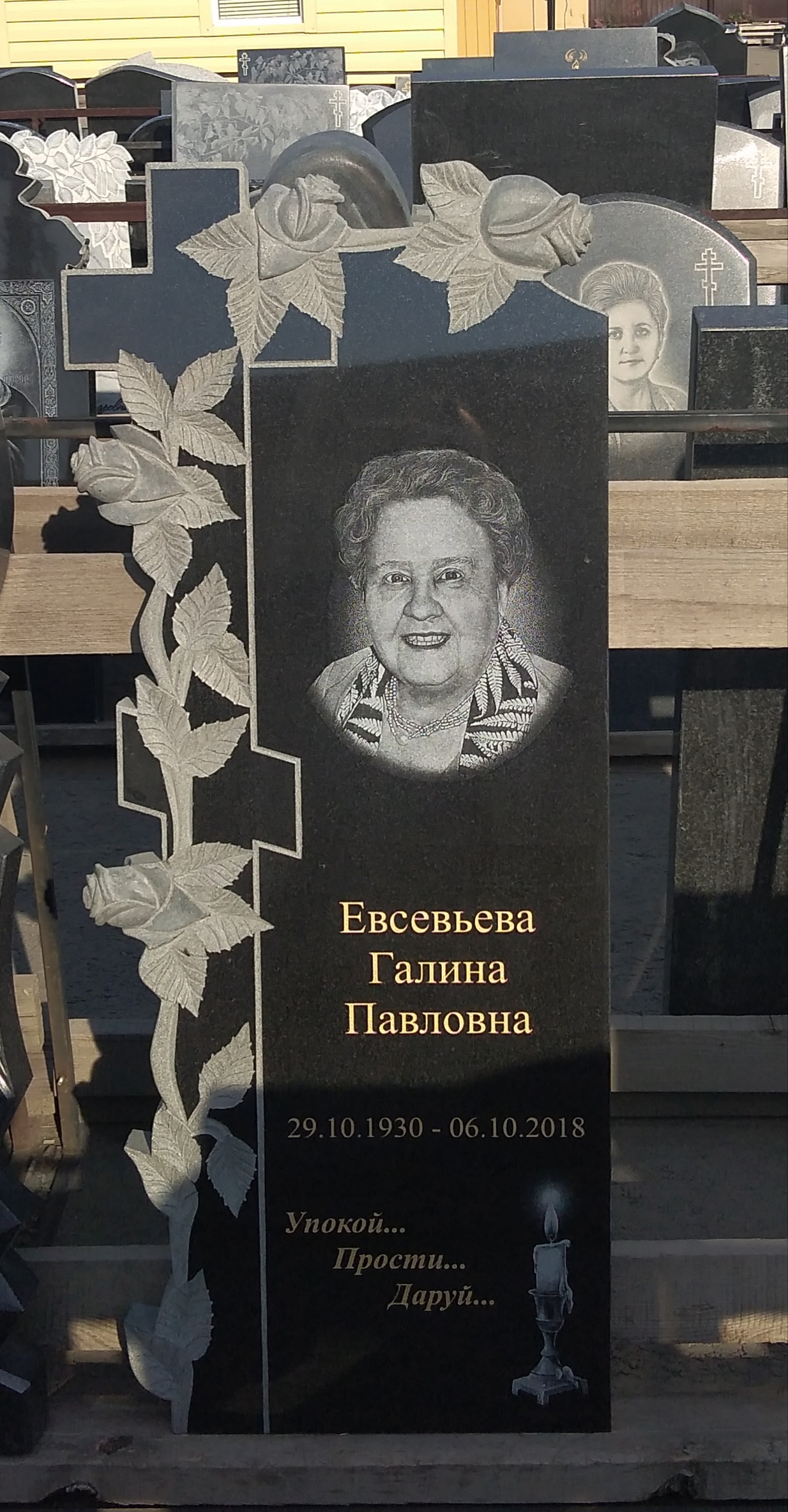 Памятник №134 из черного гранита — фото 4