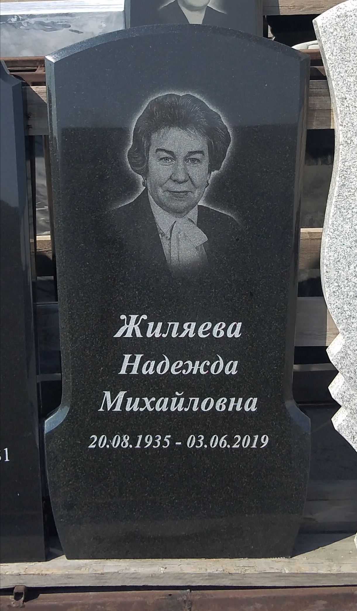 Памятник №009 из карельского гранита — фото 2