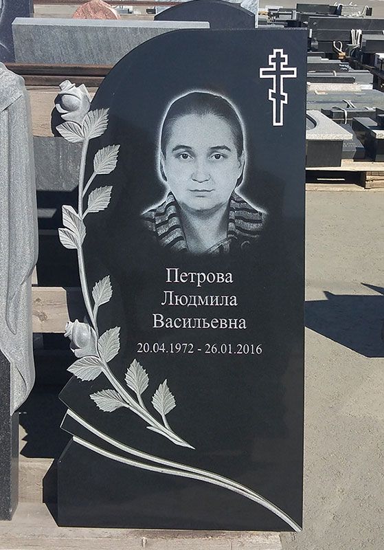 Памятник №223 из черного гранита с розами — фото 2