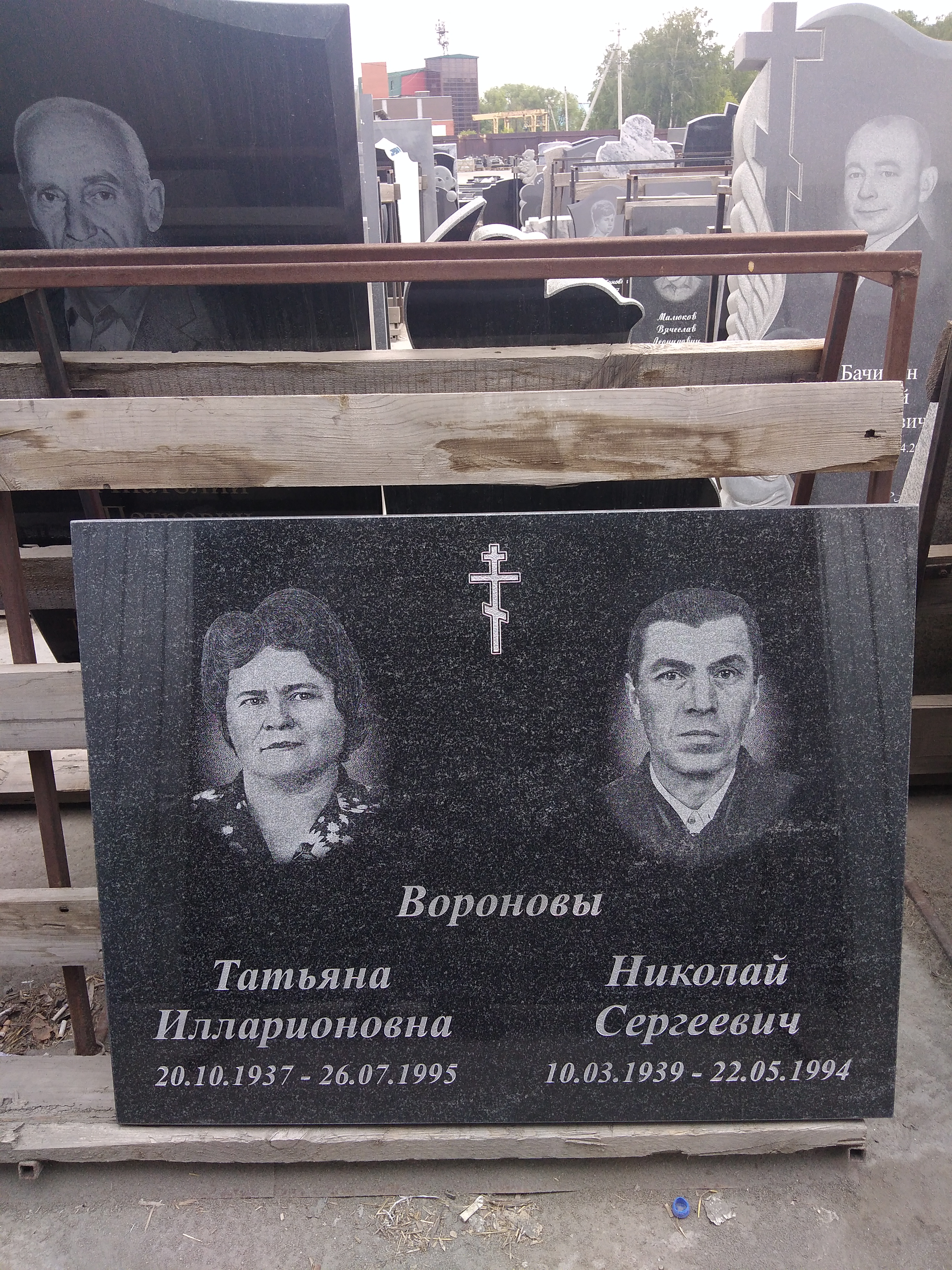 Памятник прямоугольный из карельского гранита (семейный) — фото 5